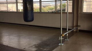 単管パイプでサンドバッグ吊る枠組み | オリーブテコンドークラブ